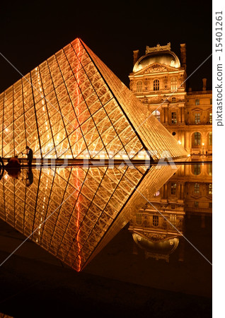 盧浮宮博物館在晚上-4 15401261