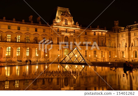 盧浮宮博物館在晚上-5 15401262
