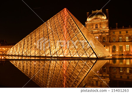 盧浮宮博物館在晚上 -  6 15401263
