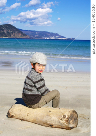 孩子們坐在浮木上 15403530