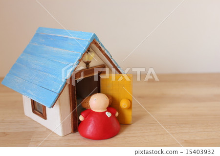 藍色屋頂房子和婦女 15403932