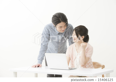 Male and female viewing computer (20's 30's) 15406125