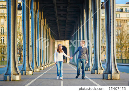Couple in Paris on the Bir Hakeim bridge Couple in Paris on the Bir Hakeim bridge 15407453