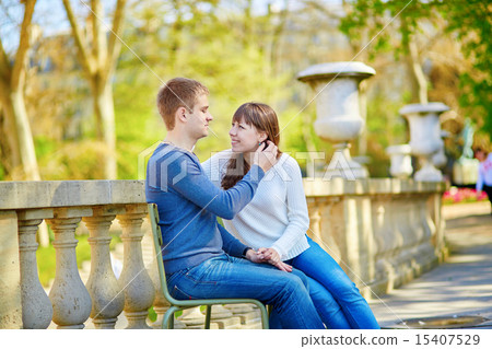 Young couple in the Luxembourg gardens 15407529