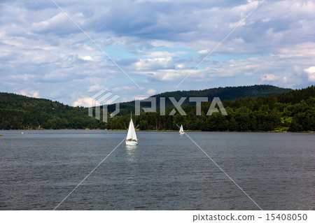 Sailing yachts on Lipno lake, Czech Republic. 15408050