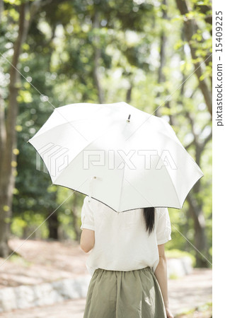 打著陽傘的女人 15409225