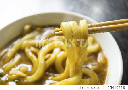 拾起與新鮮的咖哩烏龍面筷子的特寫鏡頭 拾起與新鮮的咖哩烏龍面筷子的特寫鏡頭 15410318