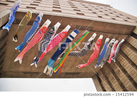 在大廈下的鯉魚飄帶游泳 15412594