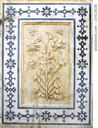 Ancient carved flower on marble in Amber Fort, Jaipur, Rajasthan 15413636