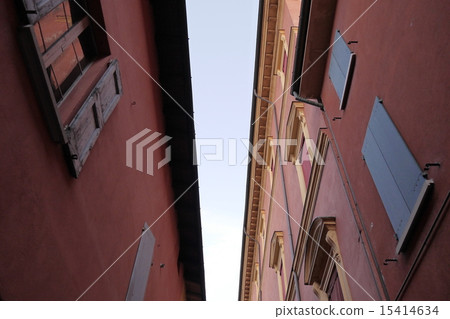 意大利小巷後面的天空 15414634