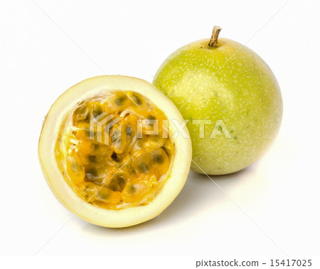 Ripe passion fruit 15417025