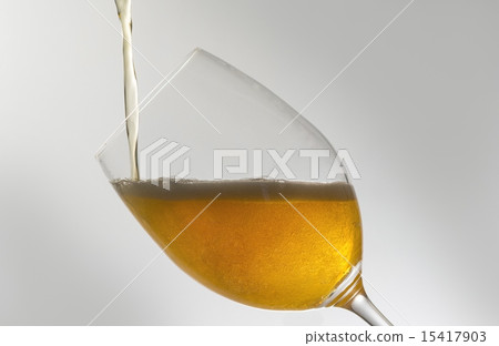 啤酒進入玻璃杯 啤酒進入玻璃杯 15417903