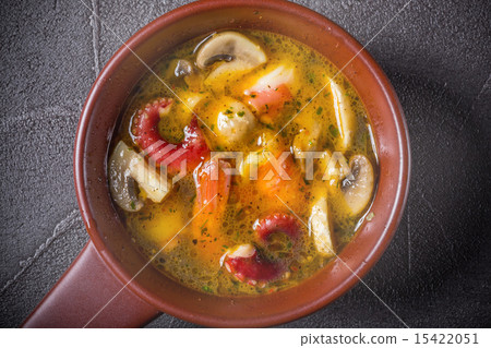 在大蒜油西班牙食物油煎的蝦ahillo盤 在大蒜油西班牙食物油煎的蝦ahillo盤 15422051