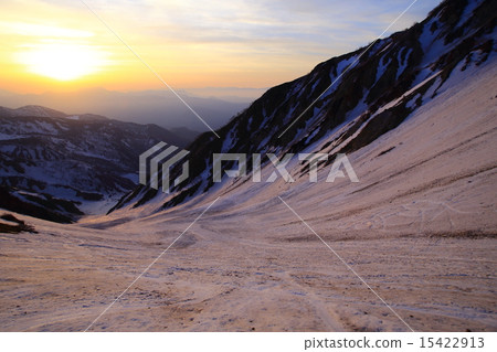 白馬大雪在早晨的陽光下閃閃發光 15422913