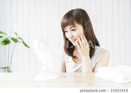 年輕女性的化妝場景 15425459