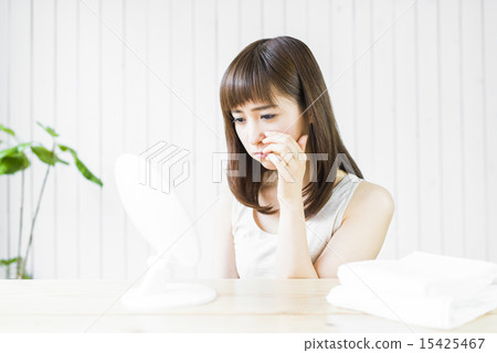 年輕女性的化妝場景 15425467