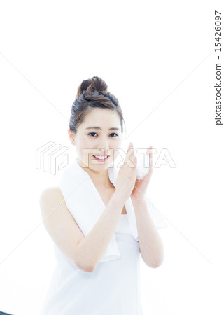 一個年輕女孩的面部清潔場景 一個年輕女孩的面部清潔場景 15426097