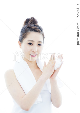 一個年輕女孩的面部清潔場景 一個年輕女孩的面部清潔場景 15426103