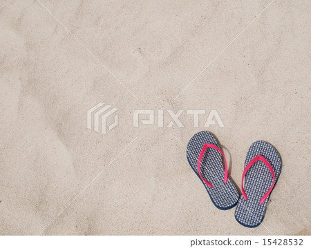 在海灘的海灘涼鞋 15428532
