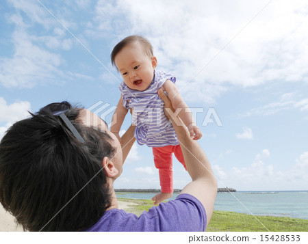 嬰兒與父親和0年和6個月/與海背 嬰兒與父親和0年和6個月/與海背 15428533