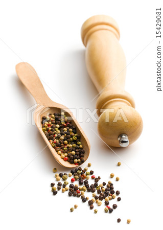 pepper and wooden pepper mill 15429081