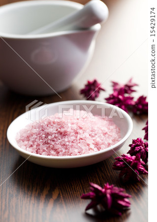 pink bath salt in bowl 15429174