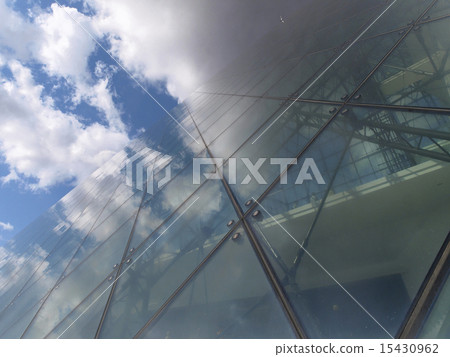 玻璃金字塔和藍天和雲彩 15430962