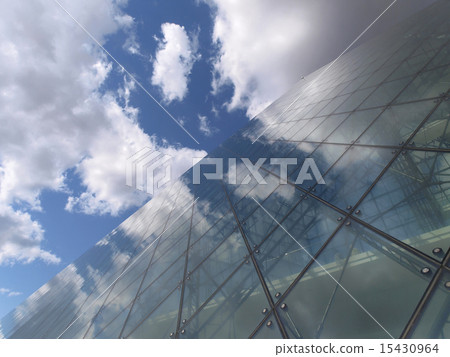 玻璃金字塔和藍天和雲彩 玻璃金字塔和藍天和雲彩 15430964