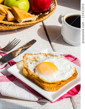 Fried egg on toast, snack, English breakfast 15431933