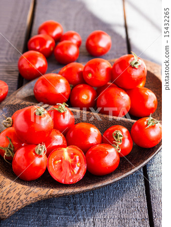 red juicy tomatoes cherry in brown wooden plate red juicy tomatoes cherry in brown wooden plate 15432265