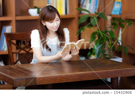 讀一本書的婦女在屋子裡 讀一本書的婦女在屋子裡 15432908