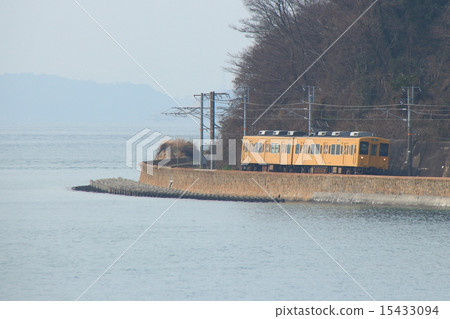 Kure Line 105 series train running along the coastline (Mihara ⇔ Hiroshima) 15433094