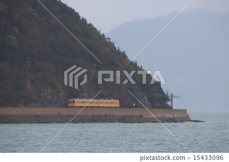 Kure Line 105 series train running along the coastline (Mihara ⇔ Hiroshima) Kure Line 105 series train running along the coastline (Mihara ⇔ Hiroshima) 15433096