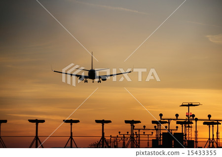 在日落的飛機著陸 - 在日落的著陸飛機 在日落的飛機著陸 - 在日落的著陸飛機 15433355