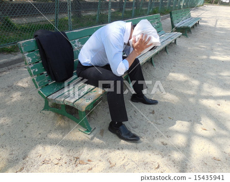 A man suffering from heat 15435941