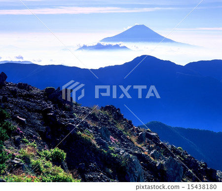 富士山在夏天 15438180