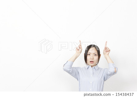 一個年輕的女人用手指 一個年輕的女人用手指 15438437