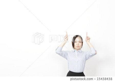 一個年輕的女人用手指 一個年輕的女人用手指 15438438
