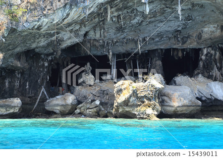 Viking cave where bird's nests are collected 15439011