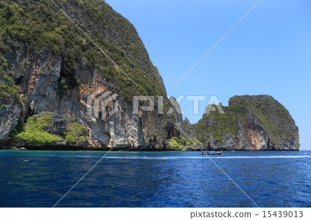 Cliff and the clear sea Phi Phi island,Thailand Cliff and the clear sea Phi Phi island,Thailand 15439013