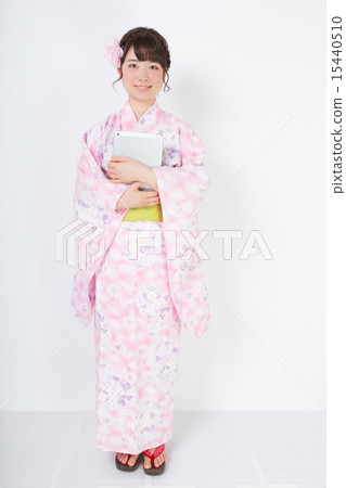 A woman in a yukata having an iPad 15440510