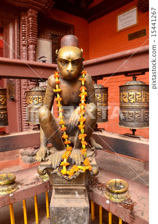 尼泊爾樣式金黃寺廟的猴子圖像 15441267