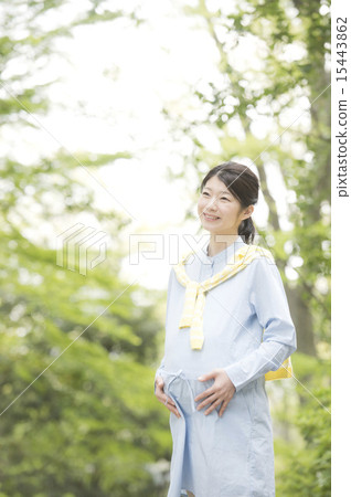 Pregnant woman fresh green Pregnant woman fresh green 15443862