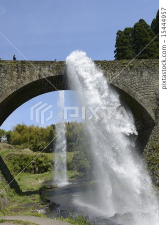 Surface water discharge of the Junbashi bridge seen from the bottom 15444957