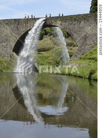 Junpo bridge bouncing water reflected on the surface of the water 15444959