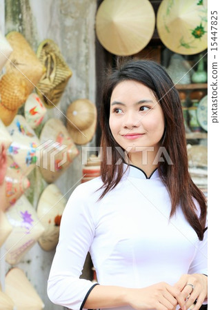 一家紀念品店的Ao zai美麗的婦女在越南 一家紀念品店的Ao zai美麗的婦女在越南 15447825