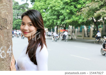 在越南河內的Ao zai婦女 15447827