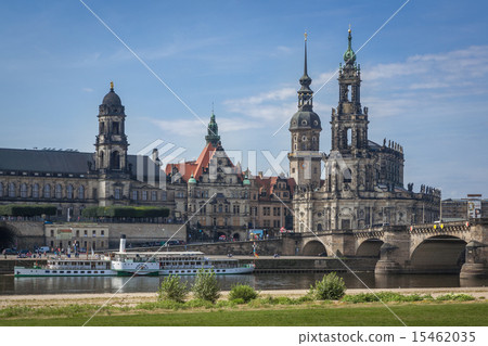 德國，德累斯頓從易北河的另一邊觀看舊城區的大教堂 15462035