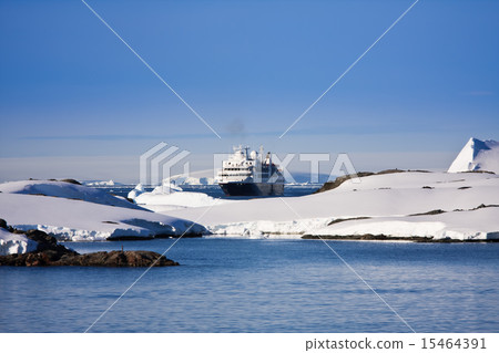 圖庫照片: cruise ship in antarctica