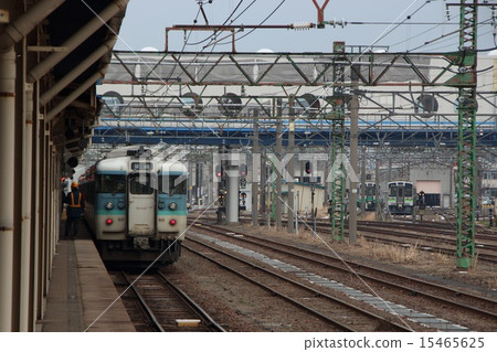 Naoetsu站和信越主線115系列 15465625